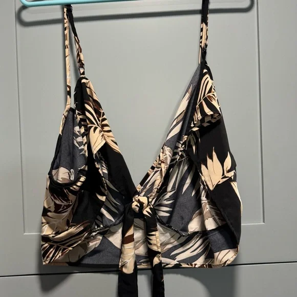 SHEIN Curve Leaf Pattern Top - Picture 2 of 8